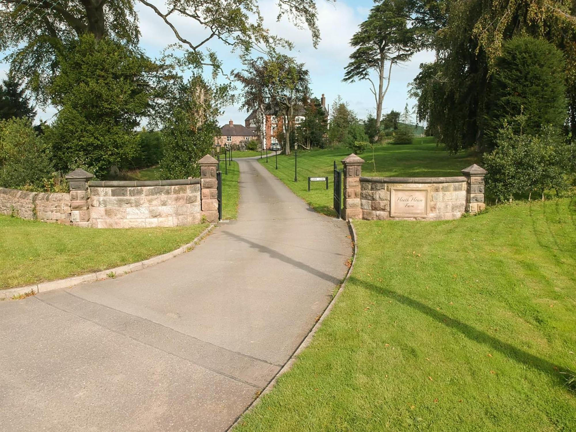 Heath View Villa Cheddleton Exteriör bild